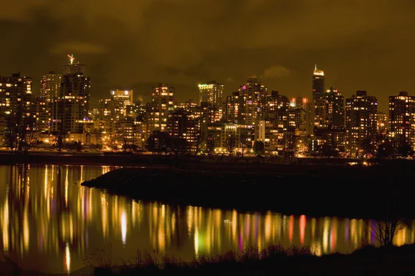 Vancouver, Colúmbia Britânica à noite com reflexões — Fotografia de Stock