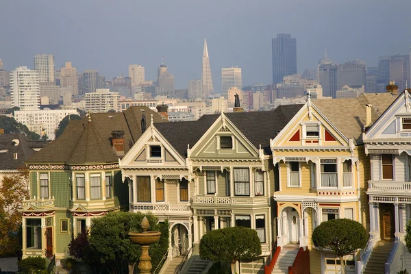 Вікторіанський будинки ультрасучасні хмарочоси San Francisco Skyline Califo — стокове фото