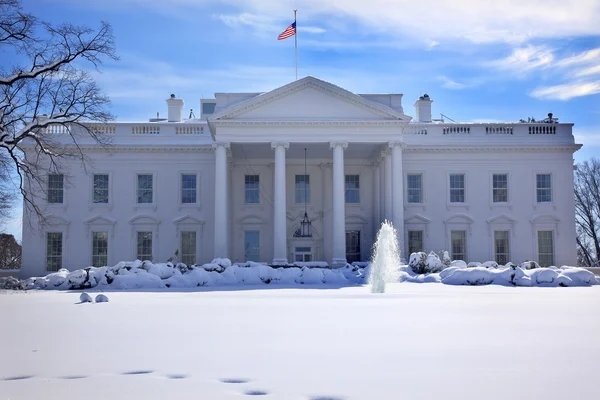 Vita huset fontän flagga efter snö pennsylvania ave washington — Stockfoto