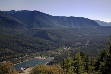 çıngıraklı yılan çıkıntı ve göl, north bend, washington