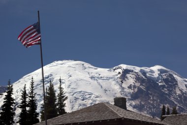 Mount rainier 4 Gündoğumu bayrak ile