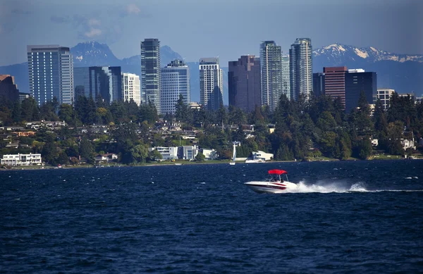 Bellevue skyline från lake washington motorbåt snö utjämnade fjällen — Stockfoto