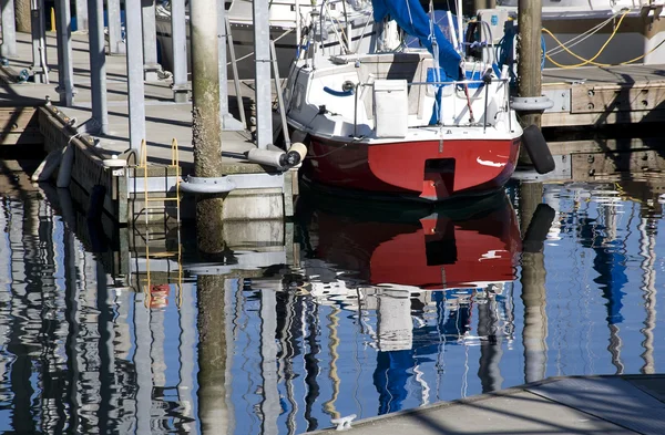 Reflektioner vatten båtar edmonds washington — Stockfoto