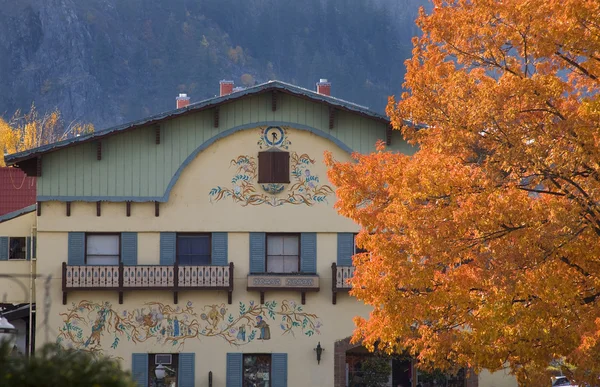 Herfst kleuren Duitse gebouwen oranje esdoorn bladeren die Leavenworth was — Stockfoto
