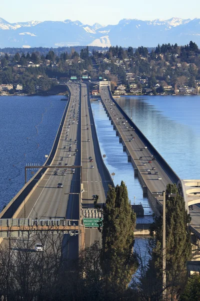 I-90 Ponte Seattle Mercer Island Montagne innevate a cascata Washin — Foto Stock