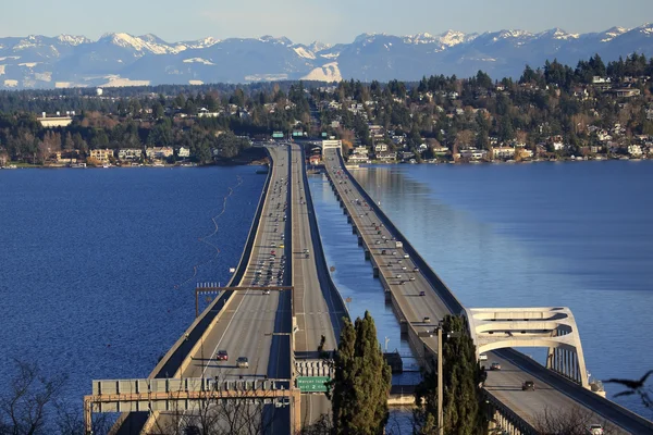 Puente I-90 Seattle Mercer Island Snowy Cascade Mountains Washin —  Fotos de Stock