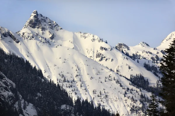 Kendall peak snow mountain snoqualme passera washingtonκαγιάκ puget sound, Ολυμπιακό βουνό edmonds, Ουάσιγκτον — Stockfoto