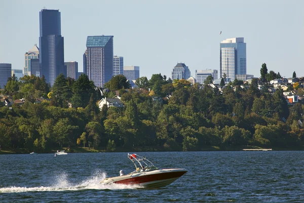 Seattle Skyline desde el lago Washington Seward Park Red Speedboat —  Fotos de Stock