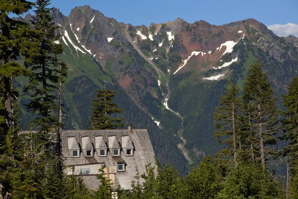 MT Baker Lodge rot schnee Berge Vista zeigen US-Bundesstaat washington — Stockfoto