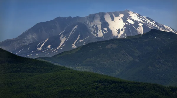 Monte Saint Helens en la parte posterior de las montañas verdes Washington — Foto de Stock