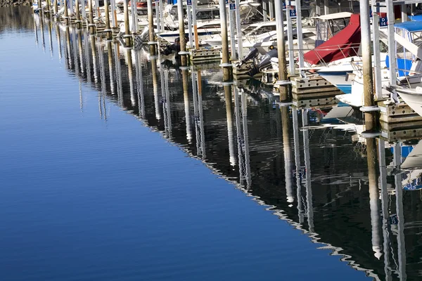 Marina reflektioner båtar edmonds washington — Stockfoto