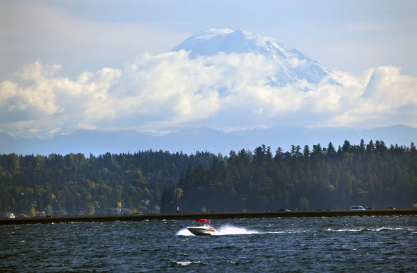 Mount Rainier from Lake Washington Red Speedboat Floating Bridge — Stock Photo, Image