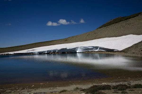 Lago ghiacciato, alba, Monte Rainier — Foto Stock