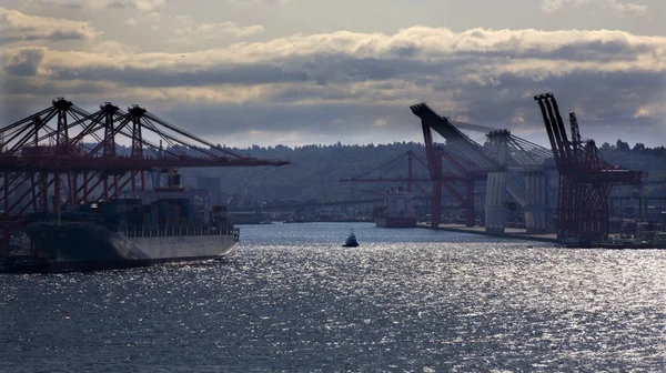 シアトル港ワシントン貨物船タグボート船クレーン — ストック写真