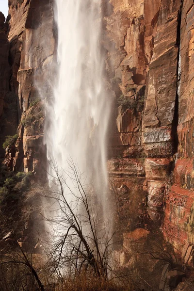 Llorando cascada de roca Red Rock Wall Zion Canyon National Park U —  Fotos de Stock