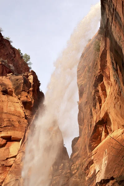 Llorando cascada de roca Red Rock Wall Zion Canyon National Park U — Foto de Stock