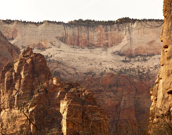 Canyon vermelho branco paredes zion canyon national park em utah — Fotografia de Stock