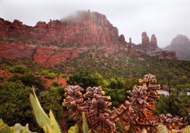 Madonna ve rahibeler red rock canyon yağmur sedona arizona bulutlar