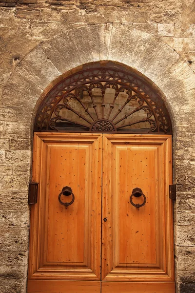 Ősi fehér tölgy ajtó középkori város san gimignano Toszkána kő — Stock Fotó