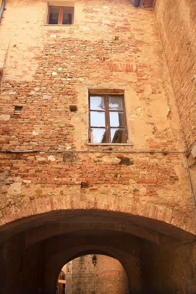 Antik taş kemer ortaçağdan kalma şehir sokak san gimignano Toskana bu — Stok fotoğraf