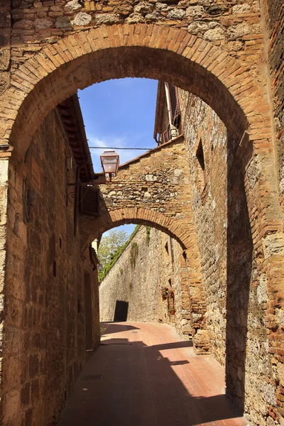 Alte steinbögen mittelalterliche stadt san gimignano toskana italien — Stockfoto