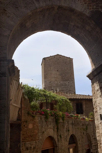 Středověké klenby kamenná věž středověkého města san gimignano Toskánsko ji — Stock fotografie