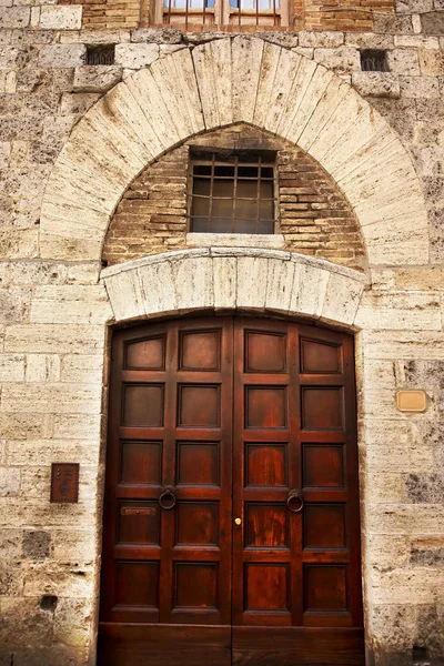 Porta de pedra da porta marrom antiga Cidade medieval San Gimignano Tus — Fotografia de Stock