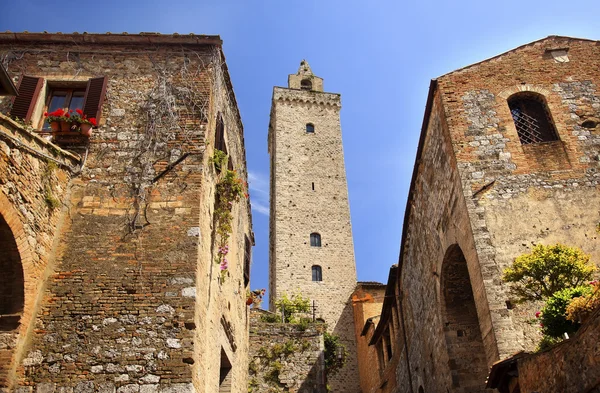 Středověké kamenné cuganensi věž starobylých budov san gimignano t — Stock fotografie