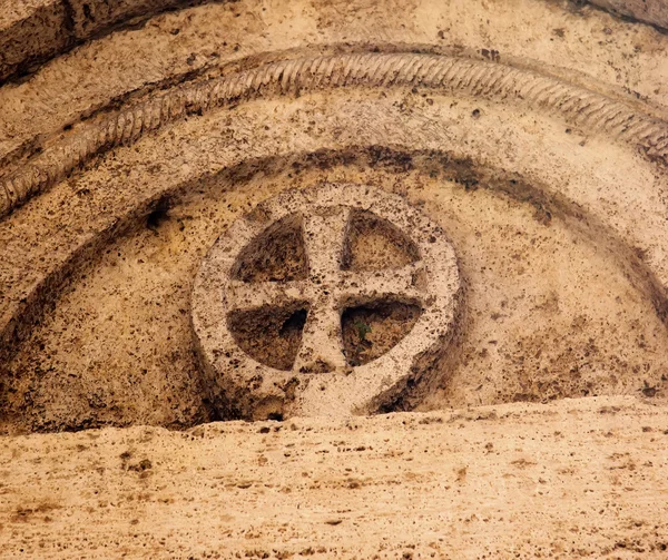 Oude stenen jersualem cross saint francis kerk gevel mediev — Stockfoto