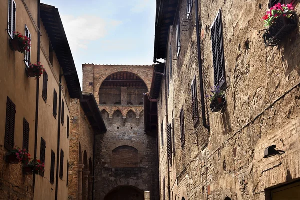 Via san giovanni san gimignano Toskana İtalya kemer dar sokak — Stok fotoğraf