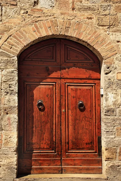 Antyczny brązowy drzwi kamień średniowieczne miasto san gimignano tus — Zdjęcie stockowe