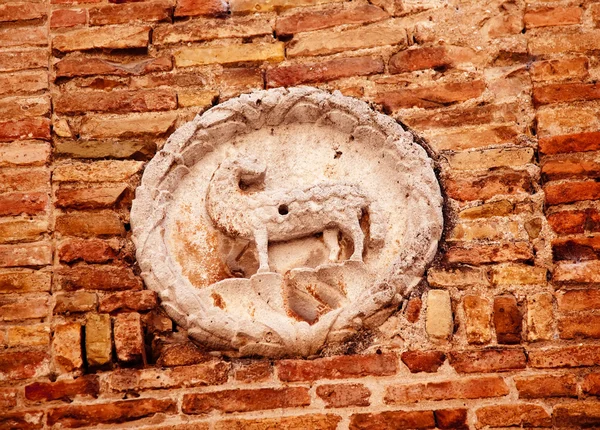 Αρχαία μαλλί προβάτων οικόσημο Άγιος medi εκκλησιών πρόσοψη Φραγκίσκου — Φωτογραφία Αρχείου