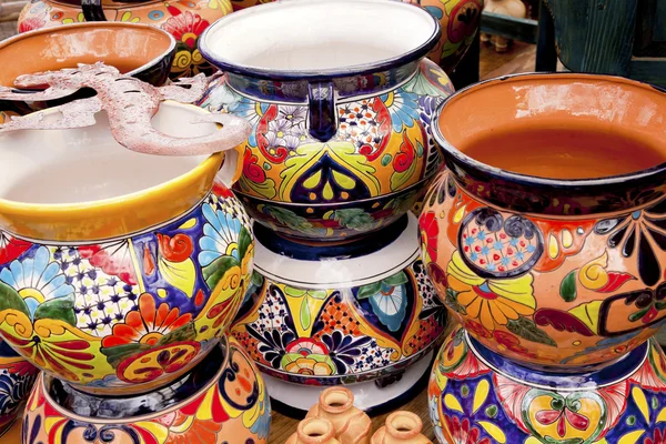 Pots en céramique souvenir coloré mexicain Sedona Arizona — Photo