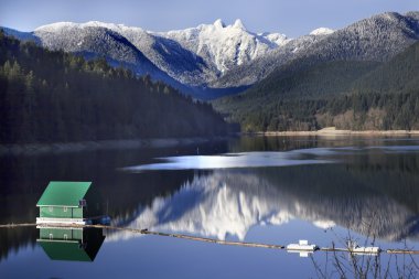 Capilano Baraj Gölü karlı iki aslan dağlar vancouver brit