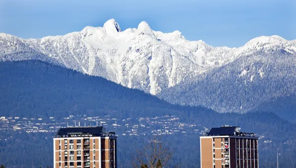 Vancouver Skyline Snowy Two Lions Mountains British Columbia — Stock Photo, Image
