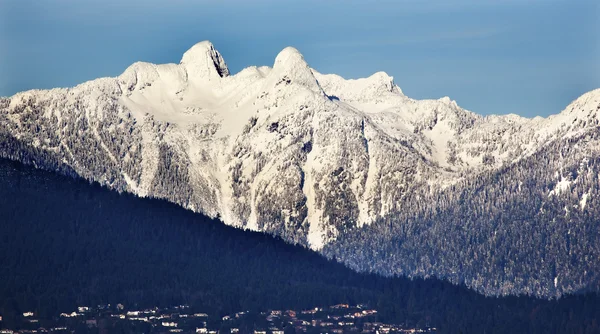 Vancouver hus snöiga två lejon berg british columbia — Stockfoto