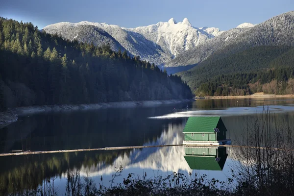 Capilano Reservoir Lake Snowy Two Lions Mountains Vancouver Brit — Stock Photo, Image