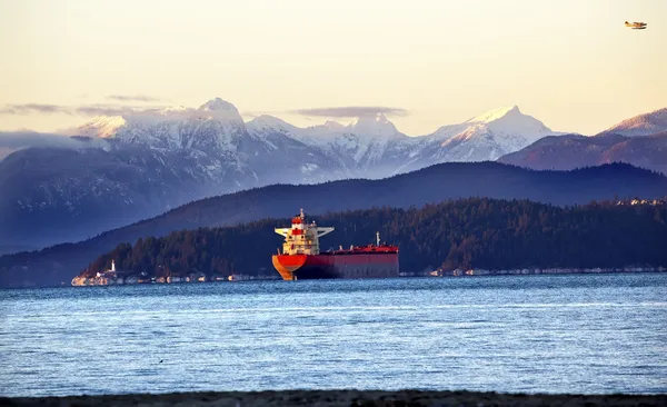 Vancouver haven vrachtschip vuurtoren sneeuw bergen zonsondergang brit — Stockfoto