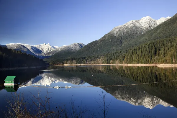 Embalse de Capilano Lago Nevado Dos Leones Montañas Vancouver Brit — Foto de Stock