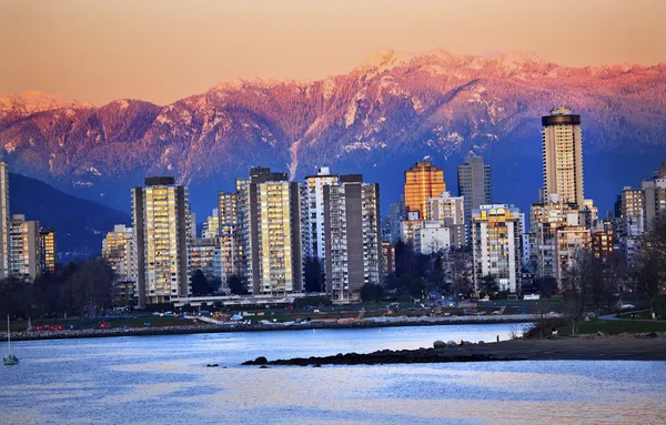 Vancouver skyline harbor engelska bay snö berg solnedgång briti — Stockfoto