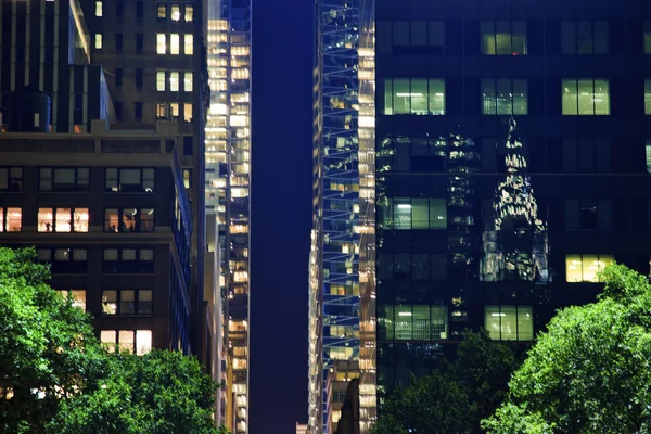 Appartement gebouwen chrysler refflection bryant park new york ci — Stockfoto