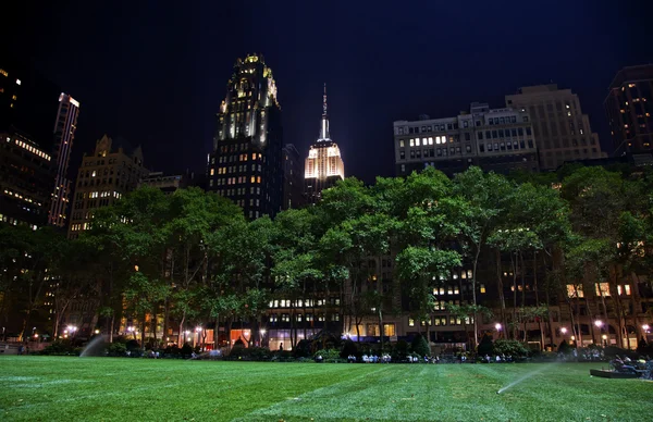 Noite do Bryant park new york city skyline — Fotografia de Stock