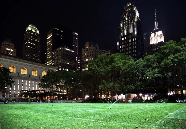 ブライアント公園のニューヨーク市のスカイラインの夜 — ストック写真