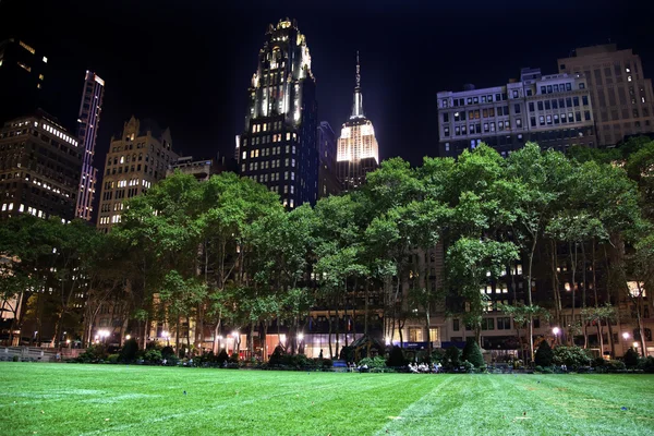 Bryant park new york city skyline nacht — Stockfoto