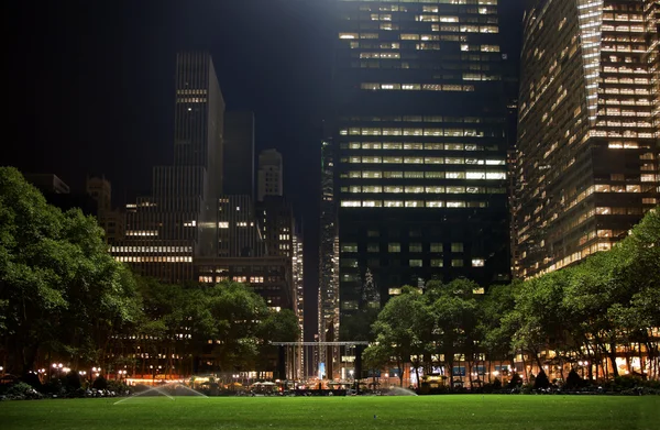 Noite do Bryant park new york city skyline — Fotografia de Stock