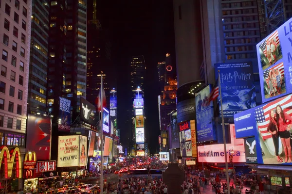 Times square lichtshow auto's new york city skyline nacht — Stockfoto