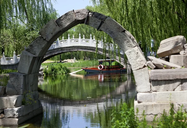 Pont ruiné de Canqiao Yuanming Yuan Vieux palais d'été saules Be — Photo