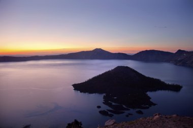 krater Gölü Sihirbazı Adası gündoğumu oregon