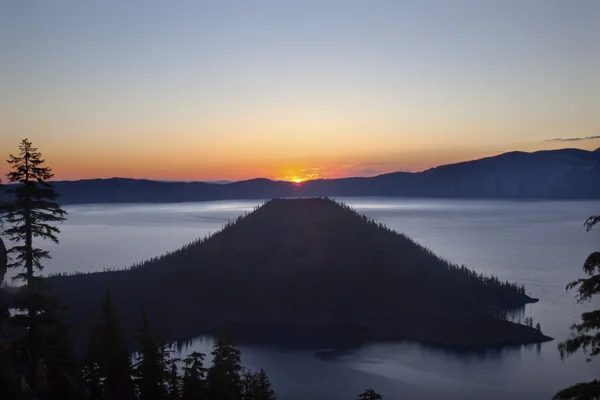 クレーター湖ウィザード島日の出オレゴン — ストック写真