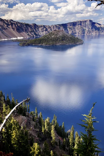 Nuvens da reflexão do lago da cratera céu azul Oregon — Fotografia de Stock